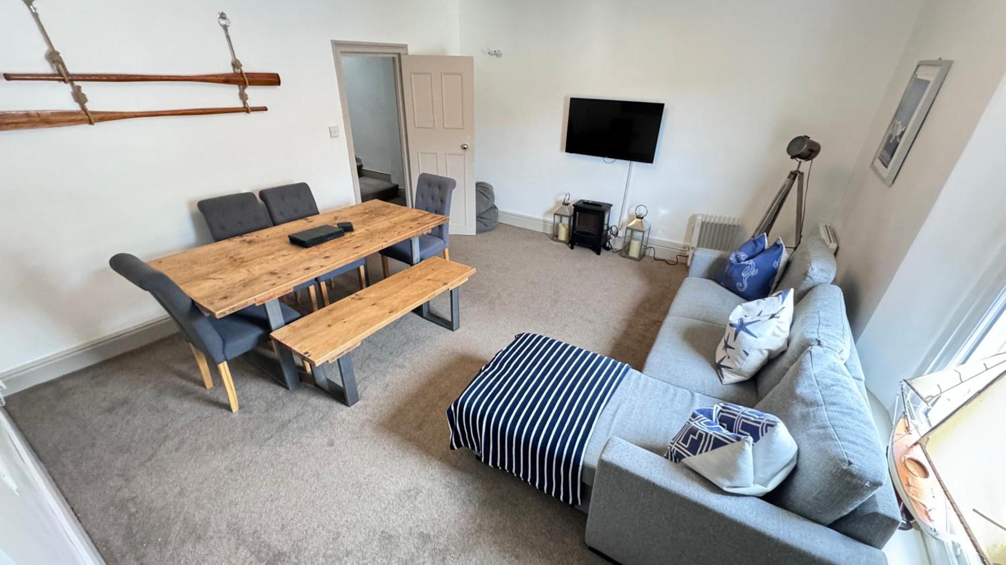 Nancie'S Place - Dartmouth Town Center With Private Parking - A Traditional Georgian Private Duplex Apartment - Beautifully Refurbished - Two Bedrooms, Bathroom, Kitchen And Lounge Diner 외부 사진