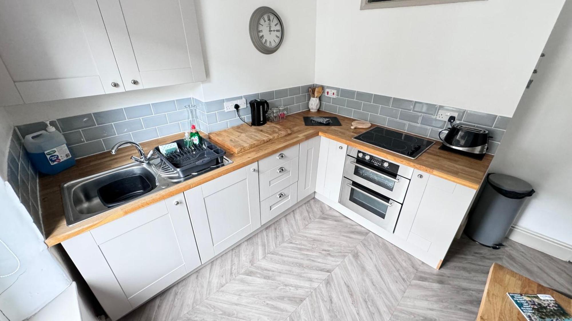 Nancie'S Place - Dartmouth Town Center With Private Parking - A Traditional Georgian Private Duplex Apartment - Beautifully Refurbished - Two Bedrooms, Bathroom, Kitchen And Lounge Diner 외부 사진
