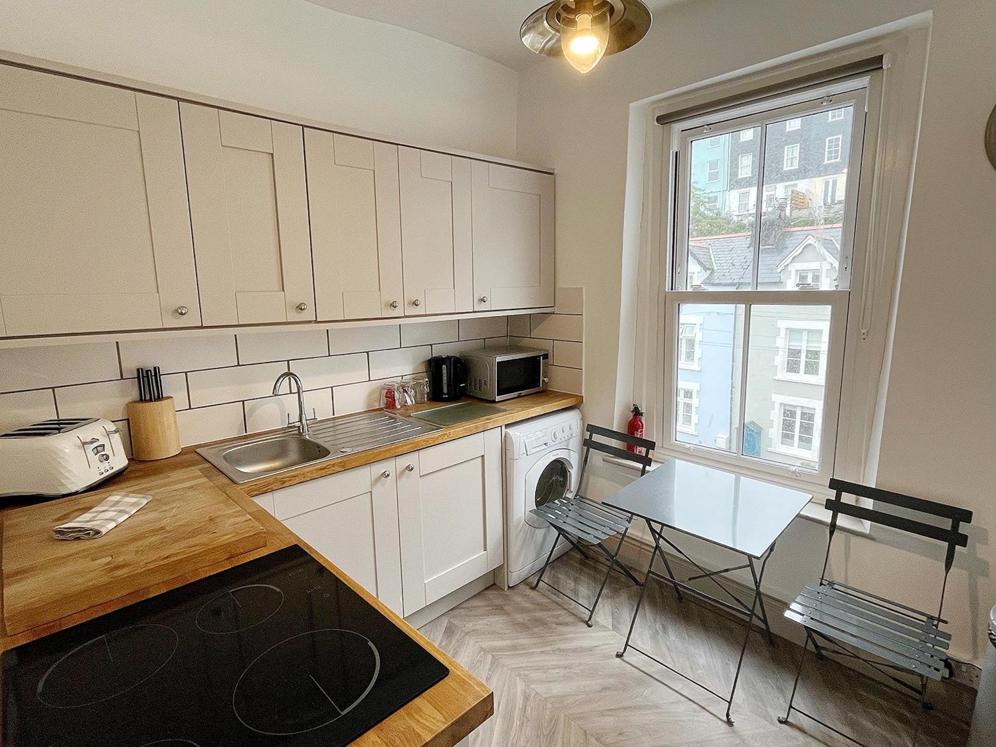 Nancie'S Place - Dartmouth Town Center With Private Parking - A Traditional Georgian Private Duplex Apartment - Beautifully Refurbished - Two Bedrooms, Bathroom, Kitchen And Lounge Diner 외부 사진