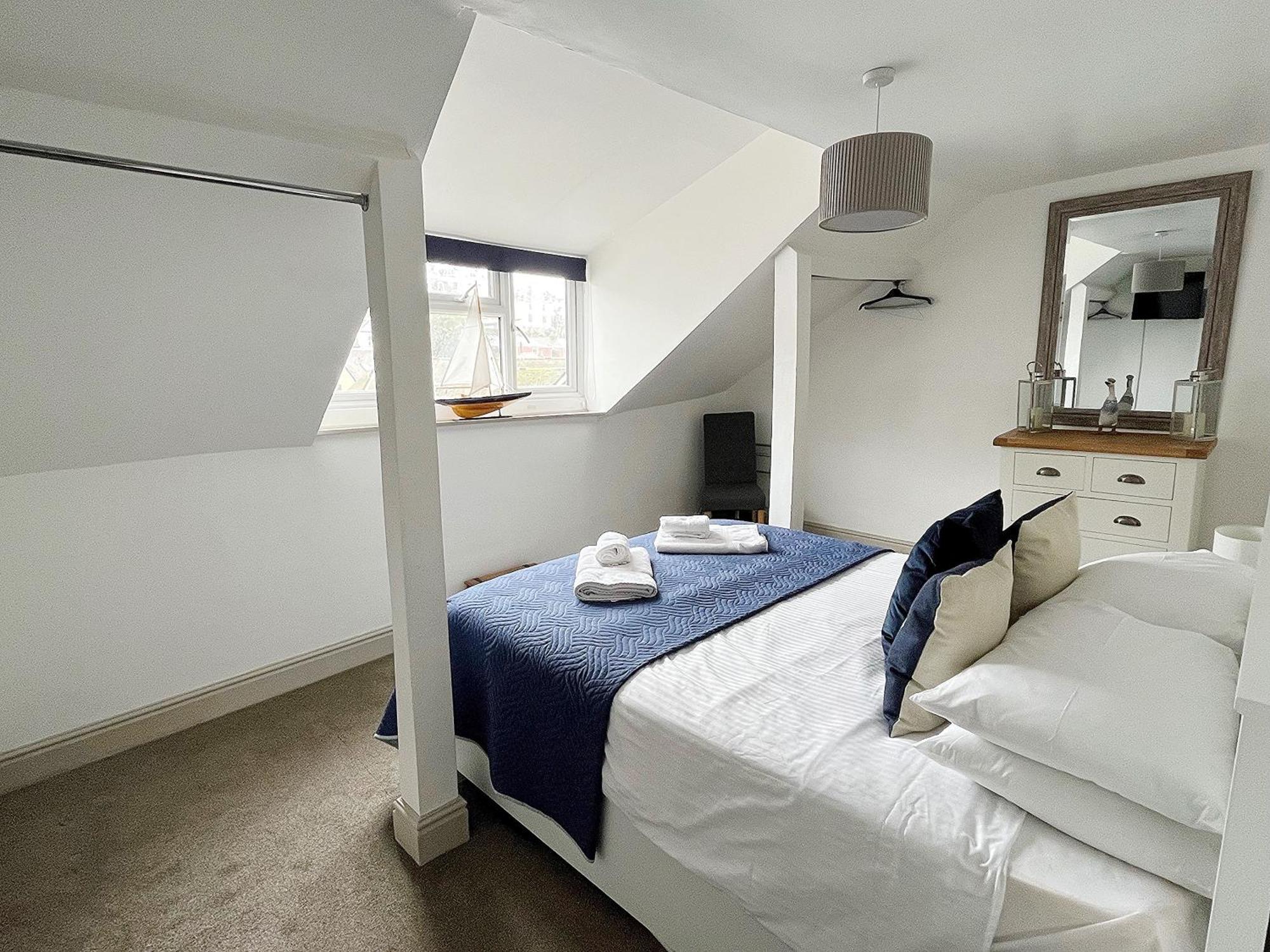 Nancie'S Place - Dartmouth Town Center With Private Parking - A Traditional Georgian Private Duplex Apartment - Beautifully Refurbished - Two Bedrooms, Bathroom, Kitchen And Lounge Diner 외부 사진