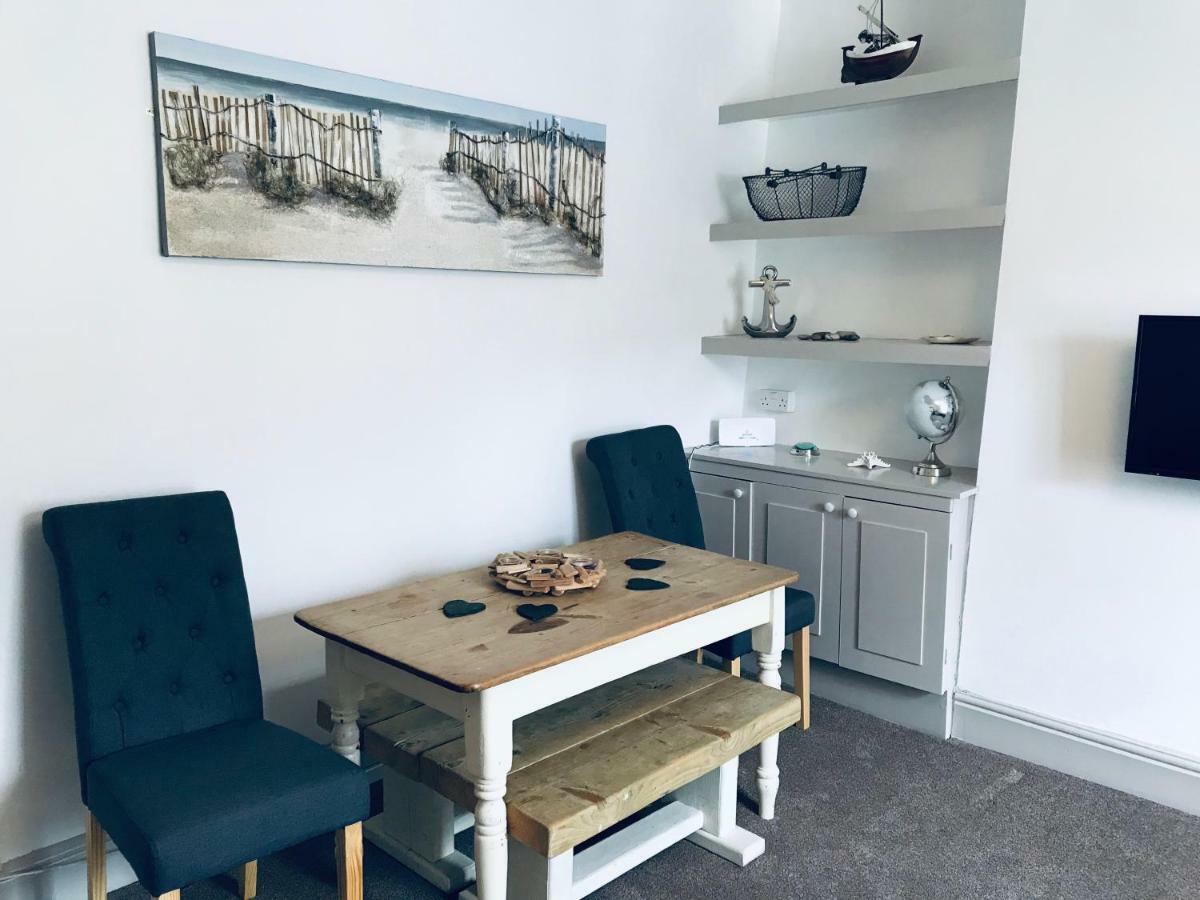 Nancie'S Place - Dartmouth Town Center With Private Parking - A Traditional Georgian Private Duplex Apartment - Beautifully Refurbished - Two Bedrooms, Bathroom, Kitchen And Lounge Diner 외부 사진