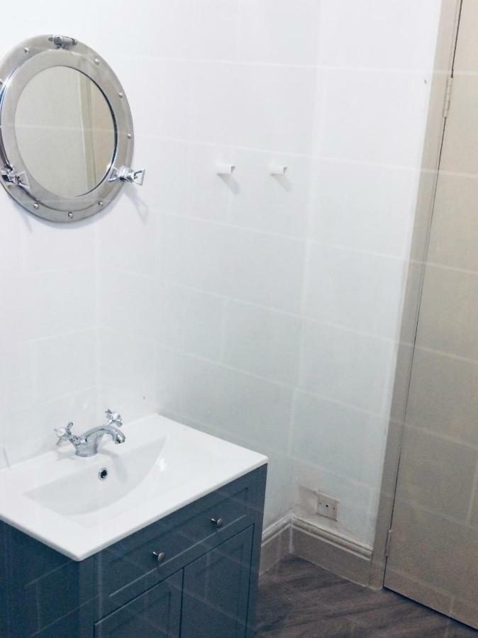 Nancie'S Place - Dartmouth Town Center With Private Parking - A Traditional Georgian Private Duplex Apartment - Beautifully Refurbished - Two Bedrooms, Bathroom, Kitchen And Lounge Diner 외부 사진